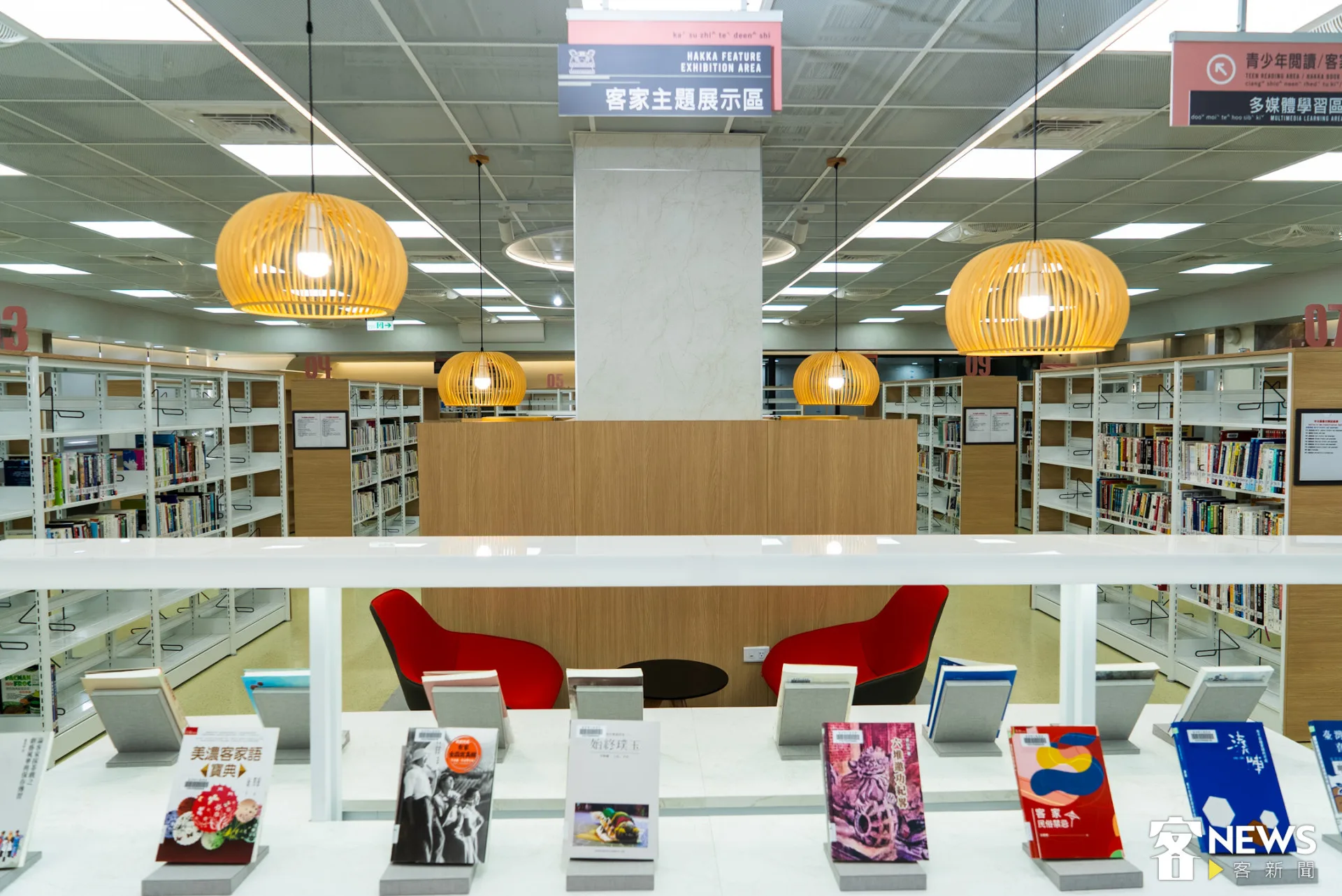 崙背圖書館新館為兩層樓建築，總面積約403坪，堪稱「麻雀雖小，五臟俱全」。朱愷元攝