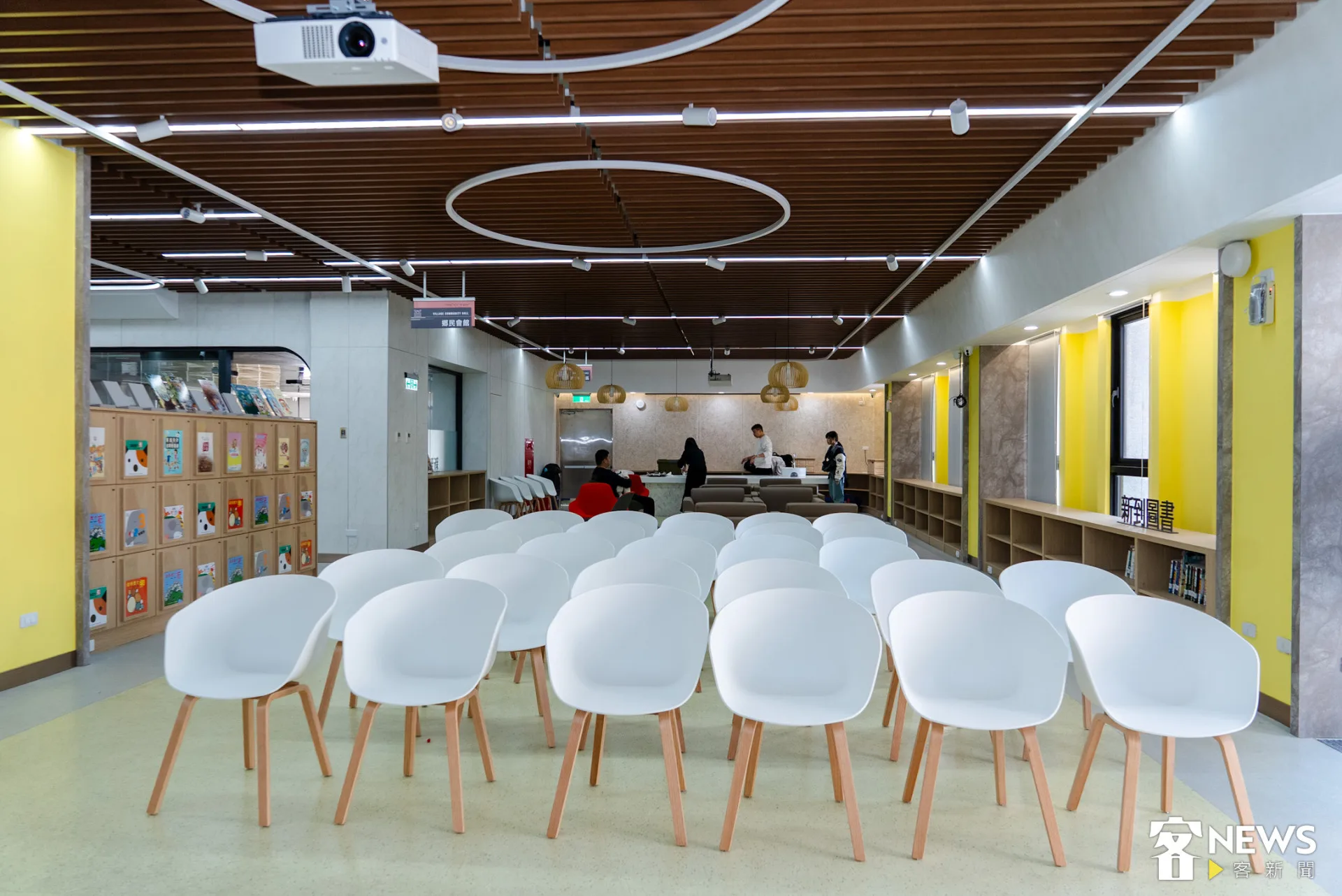 一樓有主題沙龍、咖啡休憩與親子閱讀空間，適合民眾前來交流、學習。朱愷元攝