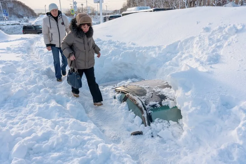 俄羅斯遠東地區堪察加半島暴雪，路上車輛都被積雪掩埋。翻攝自Russian Embassy in Kenya《推特》官方帳號