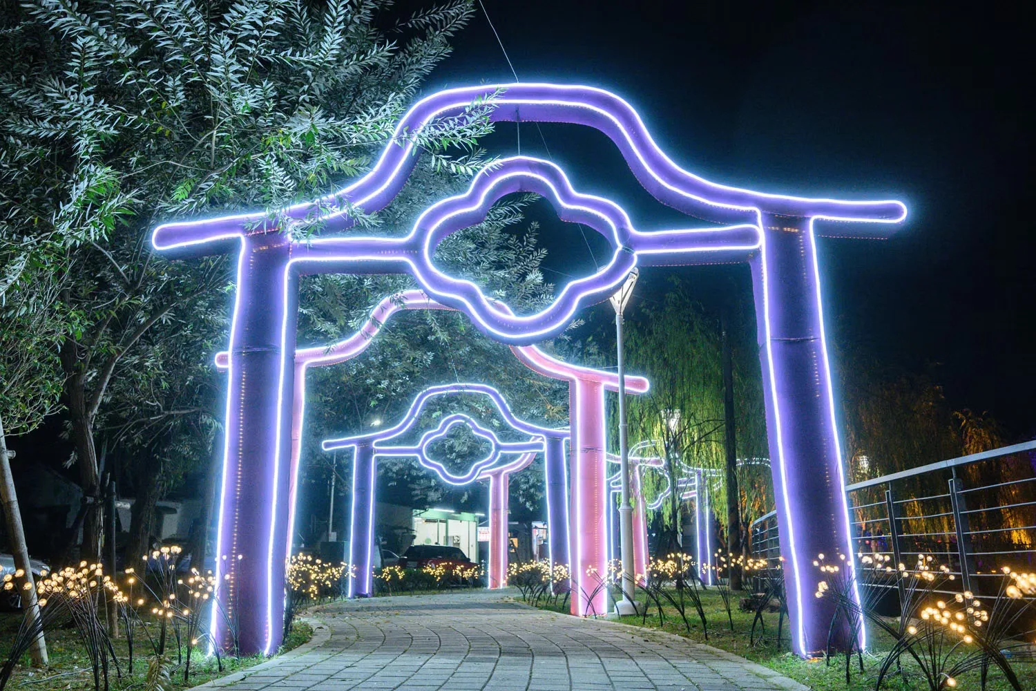 屏東燈節客家燈區「福氣綿簷」。屏東縣政府提供