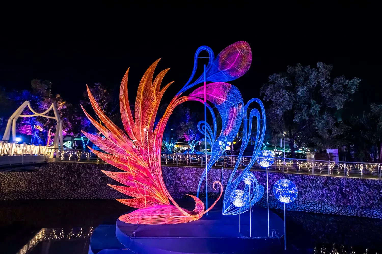 屏東燈節客家燈區「鳳祥瑞彩」。屏東縣政府提供