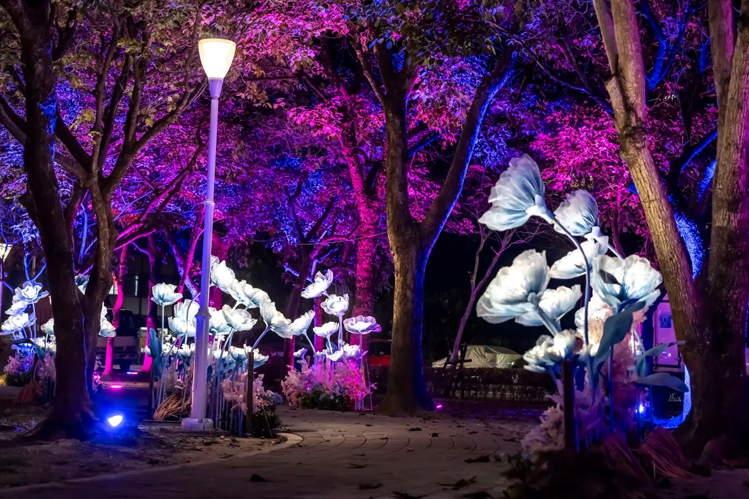 屏東燈節客家燈區「繁花似錦」。屏東縣政府提供