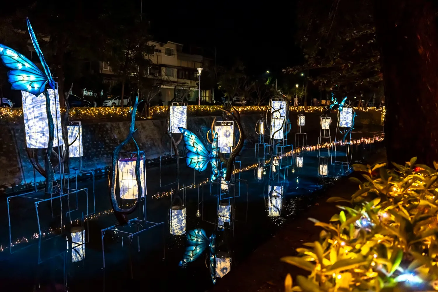 屏東燈節客家燈區「藍染織韻」。屏東縣政府提供
