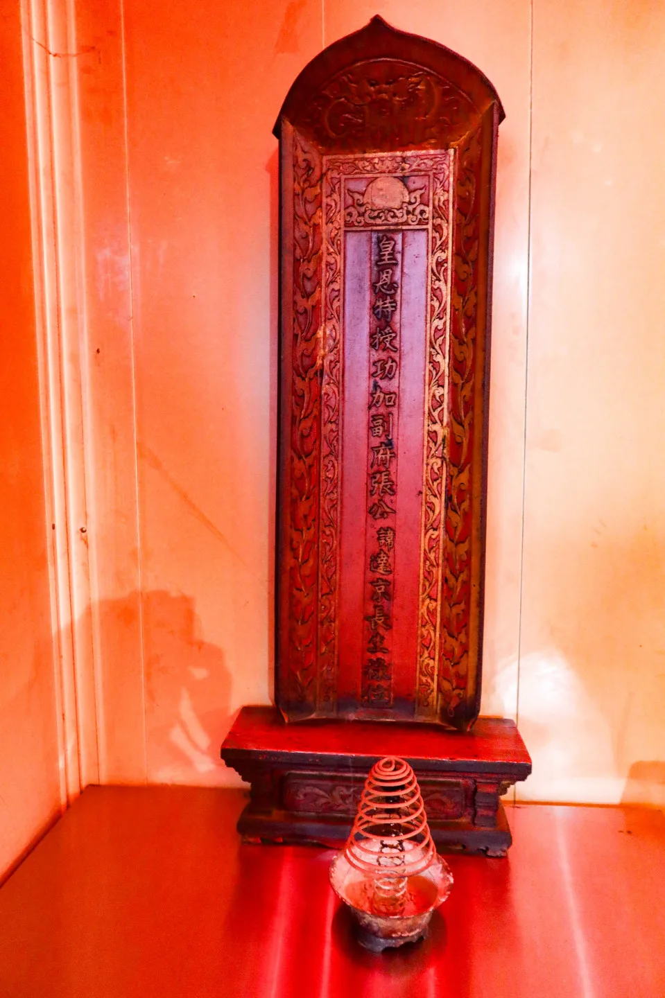 萬興宮設有「皇恩特授功加副府張公諱達京長生祿位」，奉祀客家拓墾先賢張達京。何來美攝