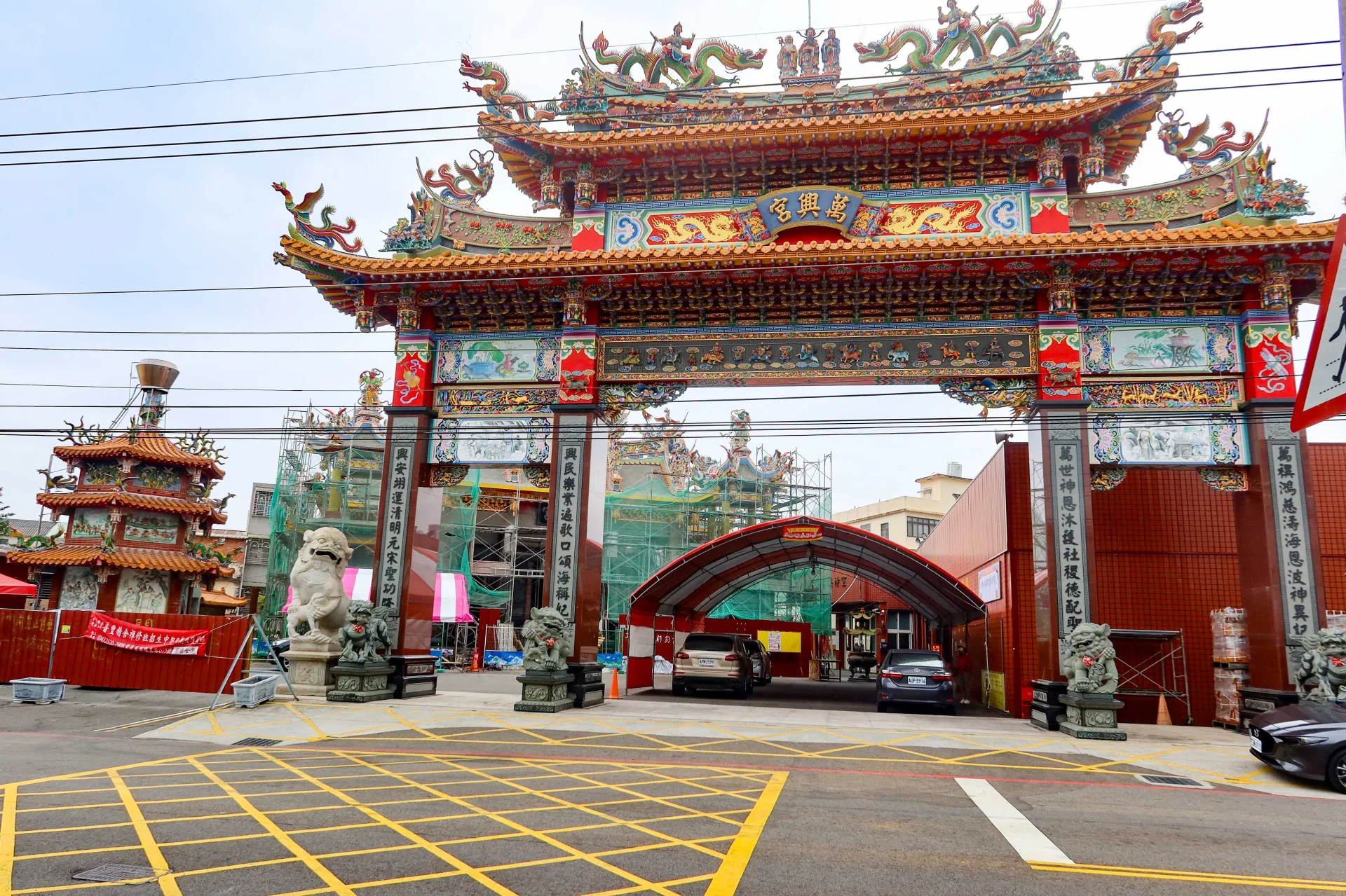 神岡區社口萬興宮是張達京、潘敦仔於清雍正年間覲見雍正皇帝獲表彰後，回程到福建湄州島恭迎天上聖母香火所建，是台灣原漢合建的廟宇，現廟宇正在改建。何來美攝