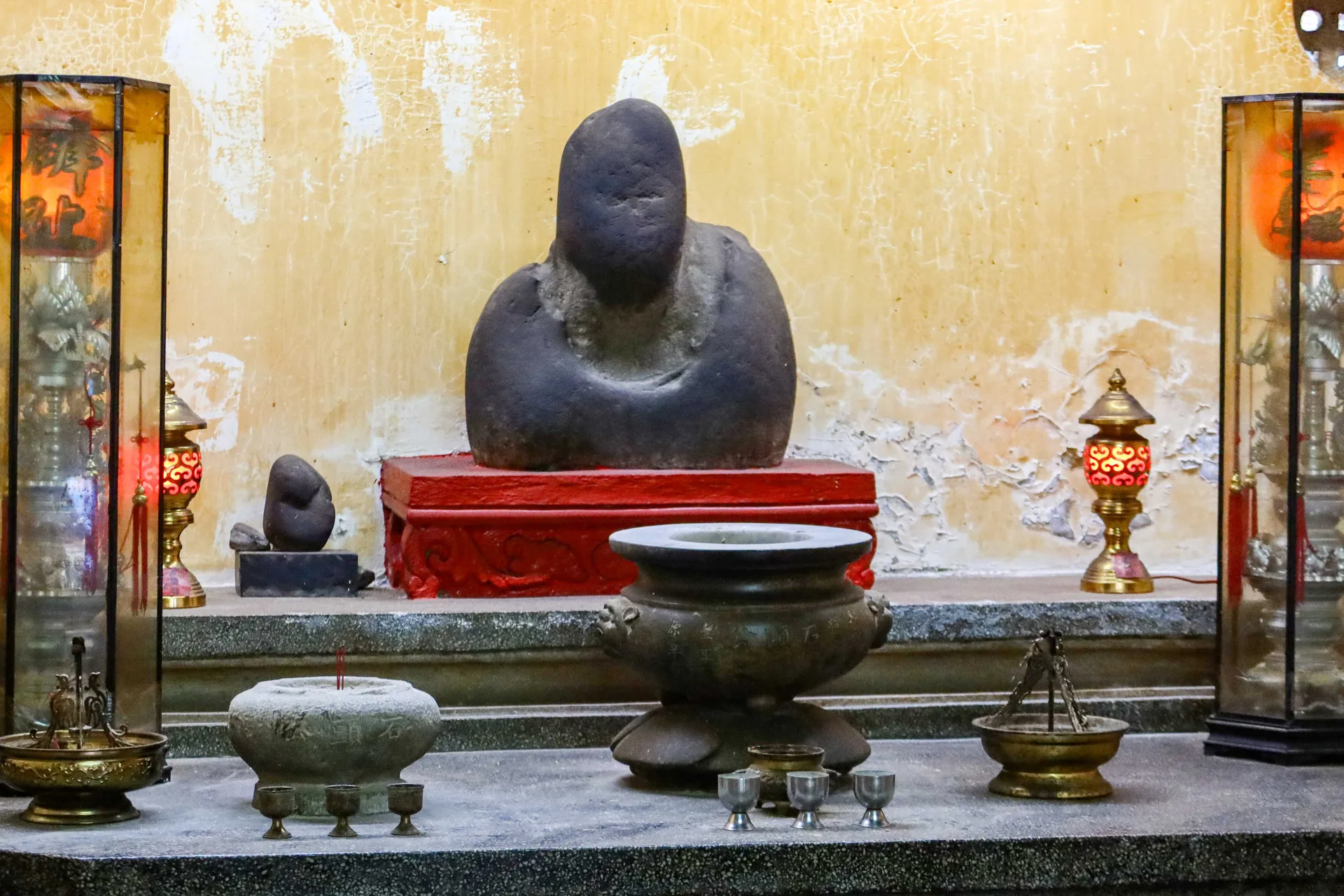 萬興宮旁的「石頭公廟」，人形「石頭公」是張達京兄弟發現，後立祠祭祀，尤對小孩哭啼難養特別靈驗，有求必應，不少小孩認祂為誼公。何來美攝