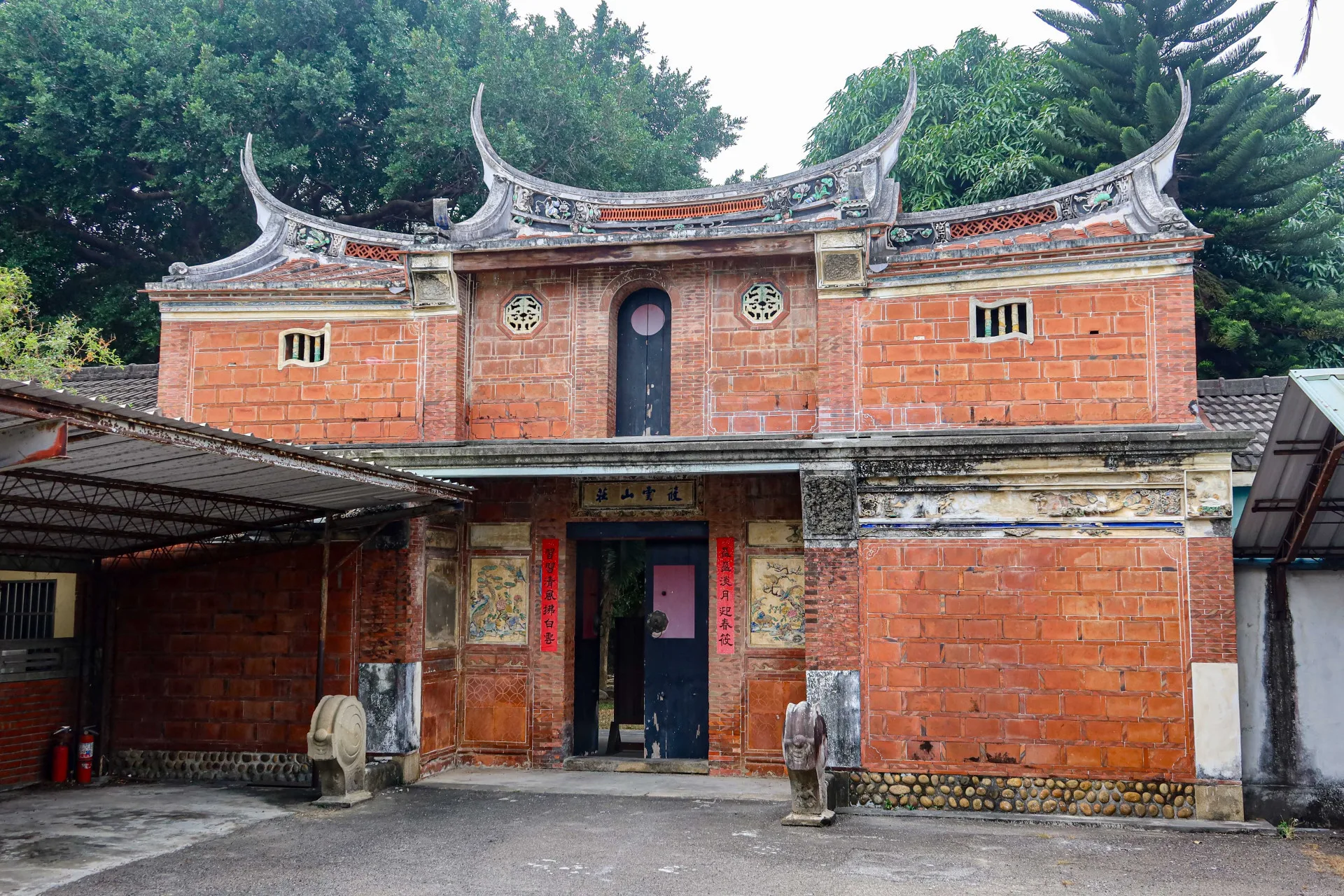 神岡區「筱雲山莊」是呂炳南所建，所育三子汝玉、汝修、汝誠俱中秀才，吳子光稱許為「海東三鳳」，呂汝修後也高中舉人，圖為「筱雲山莊」門樓。何來美攝