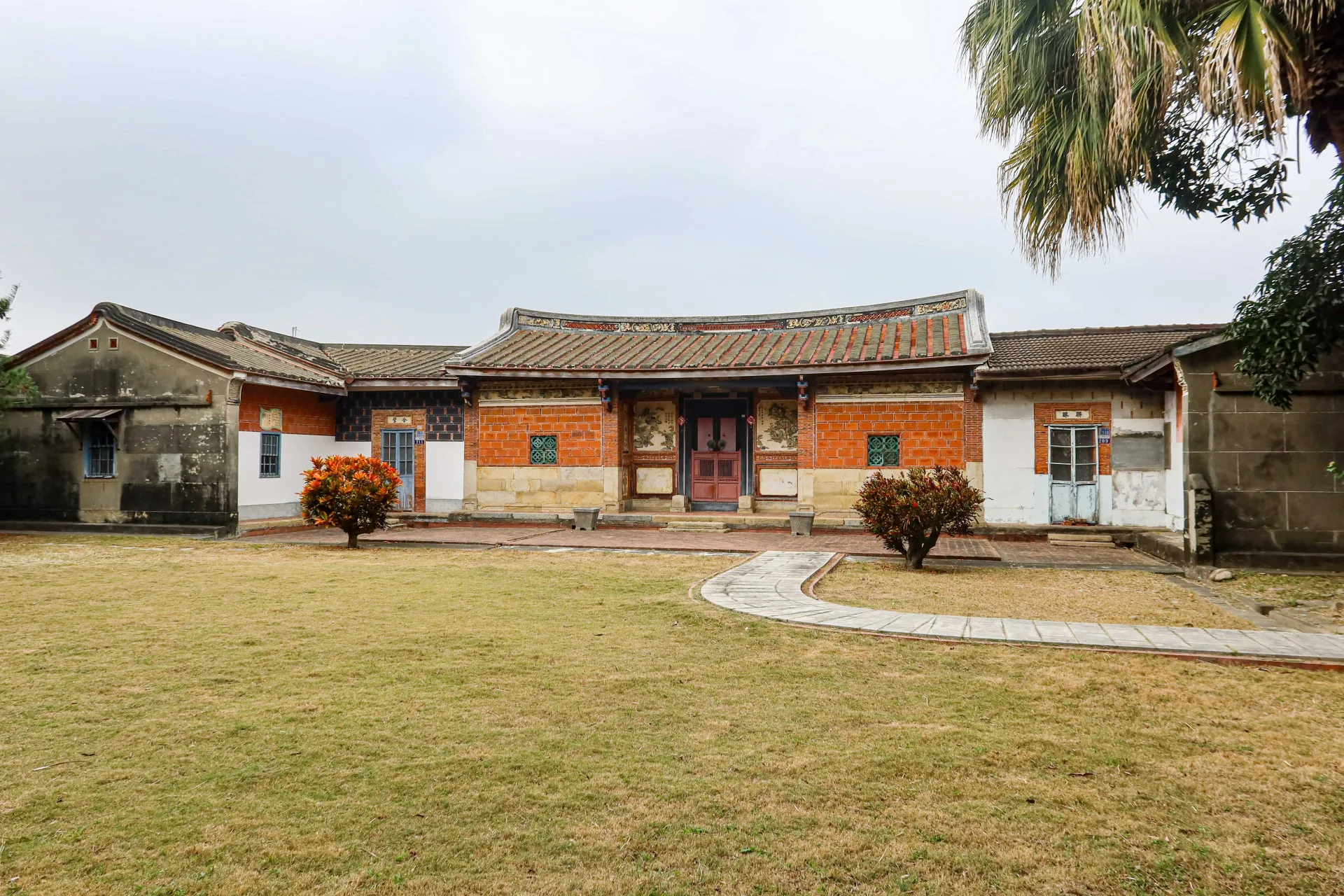 筱雲山莊第一院落篤慶堂與寬闊的庭園景觀。何來美攝