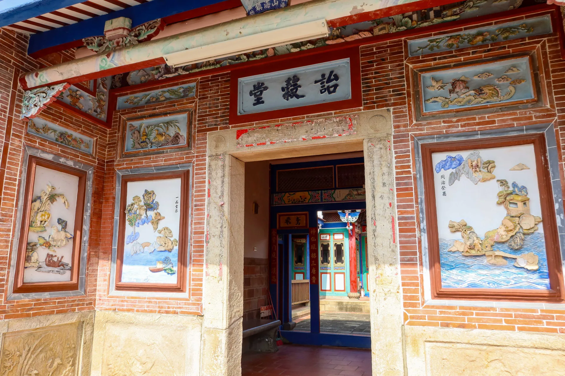 豐原「萬選居」壁飾也大量採用交趾陶藝術，增添古宅的藝術與典雅。何來美攝