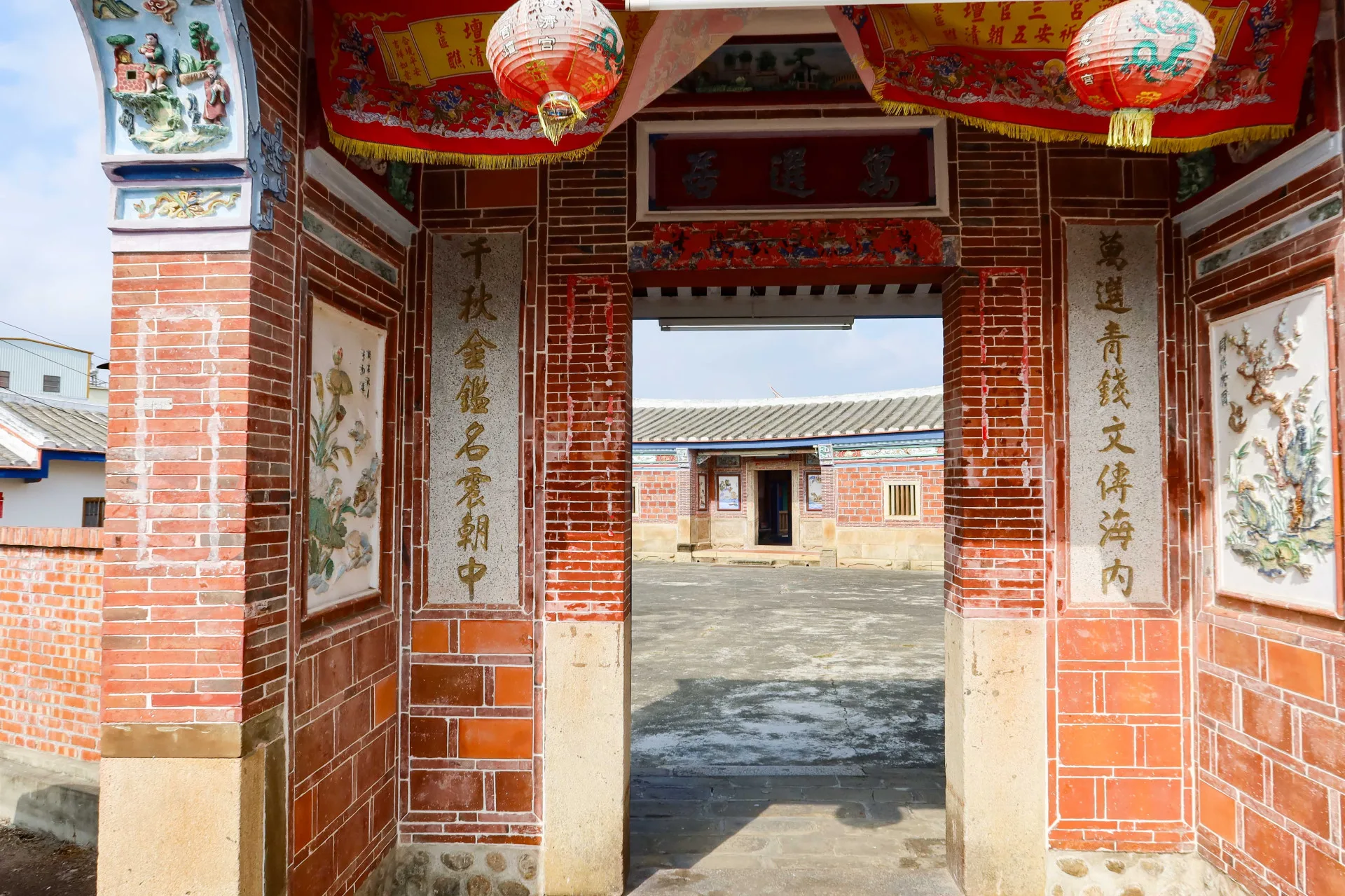 「萬選青錢文傳海內，千秋金鑑名震朝中」，張達京後裔張萬春所興建的「萬選居」位於豐原區豐年路，圖為「萬選居」門樓。何來美攝