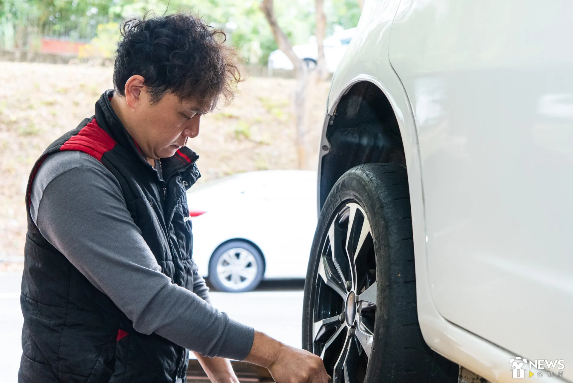 老謝說自己從事汽車維修31年,從來不會為了賺錢去欺騙顧客。朱愷元攝