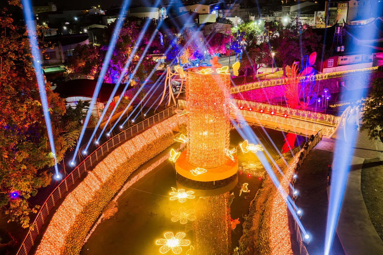 屏東燈節客家燈區主燈「蝶舞水光」。屏東縣政府提供