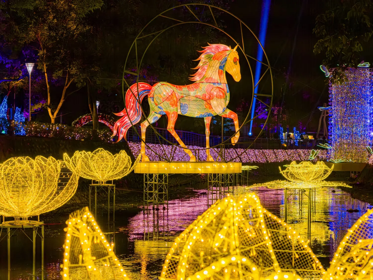 屏東燈節客家燈區「花馳夜合」。屏東縣政府提供