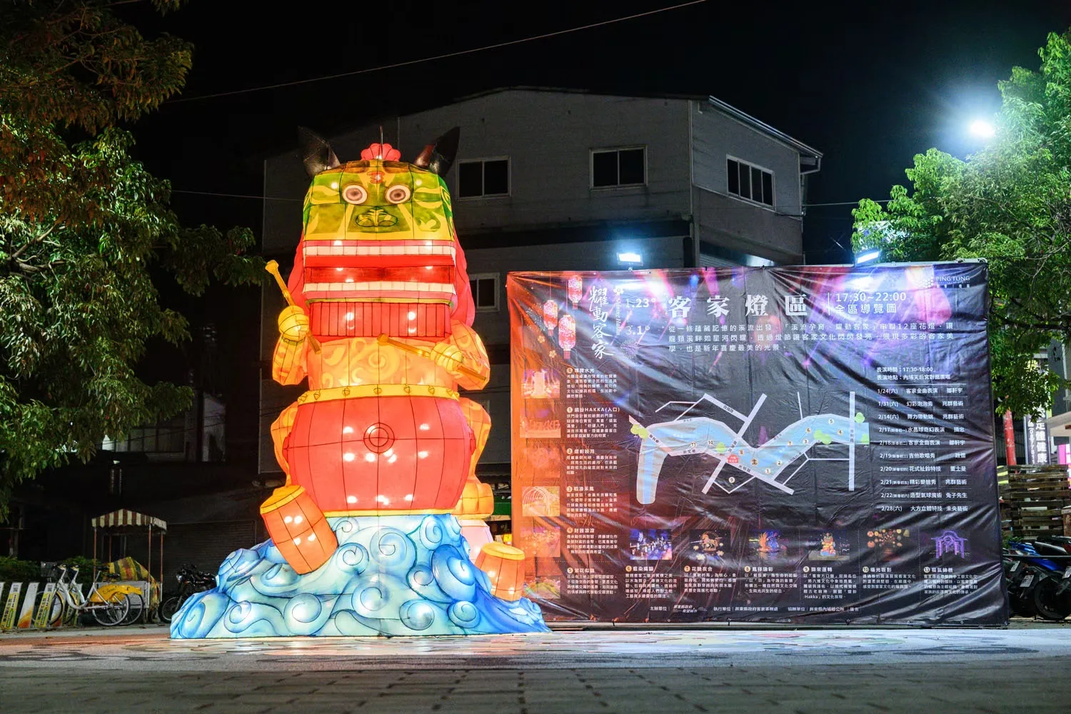 屏東燈節客家燈區「獅來運轉」。屏東縣政府提供