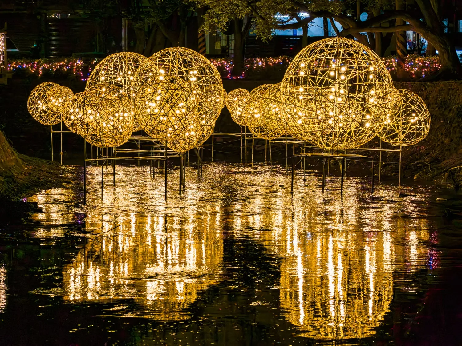 屏東燈節客家燈區「財源滾滾」。屏東縣政府提供