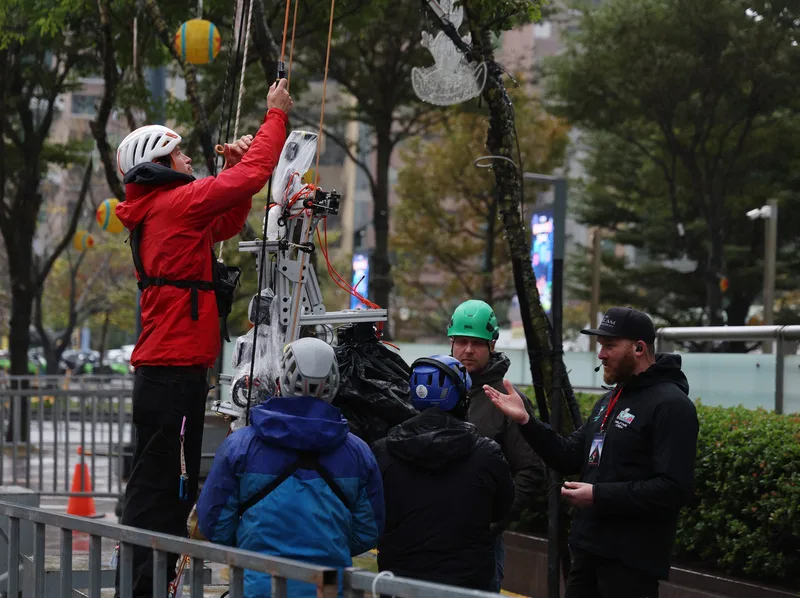 美國自由攀岩名將霍諾德（Alex Honnold）將在24日直播挑戰徒手攀登台北101，嘗試在沒有任何繩索的情況下，一口氣攀上101層樓。攝影團隊22日上午在現場調整攝影器材。中央社
