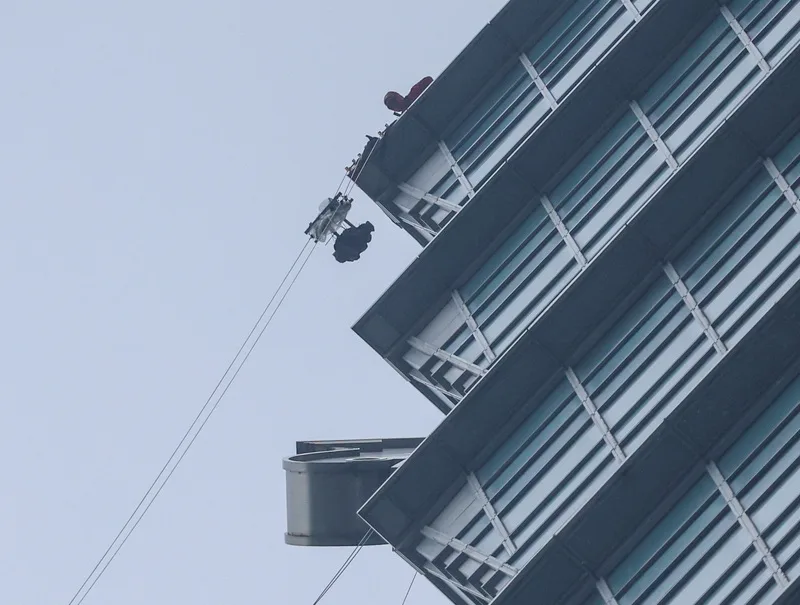 美國自由攀岩名將霍諾德（Alex Honnold）將在24日直播挑戰徒手攀登台北101，嘗試在沒有任何繩索的情況下，一口氣攀上101層樓。攝影團隊22日上午在調整攝影器材，並一路上升至大樓頂部。中央社