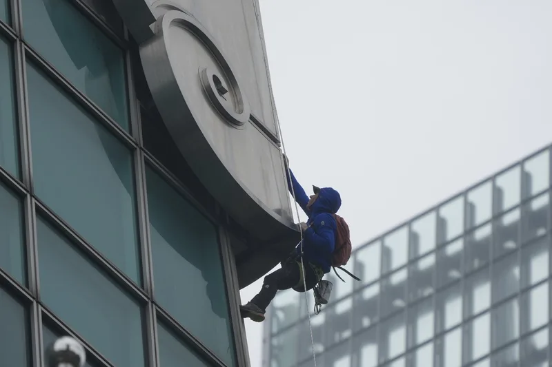 美國自由攀岩好手霍諾德（Alex Honnold）將於台灣時間24日徒手攀登台北101，並以現場直播方式呈現。圖為霍諾德21日上午在101大樓刁鑽的角度進行雨天試爬。中央社