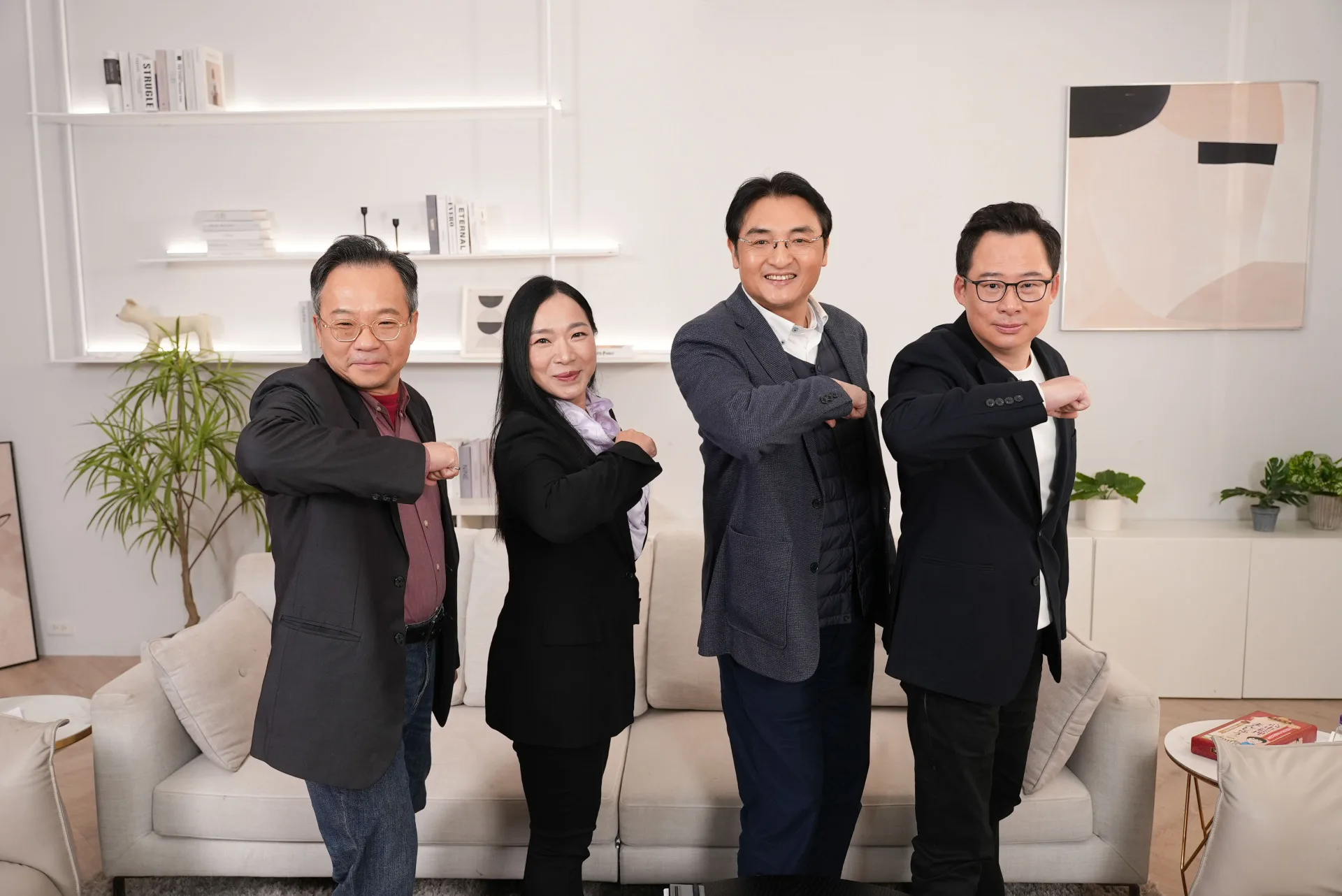 《新聞做麼个》來賓與主持人合照。客家電視台提供