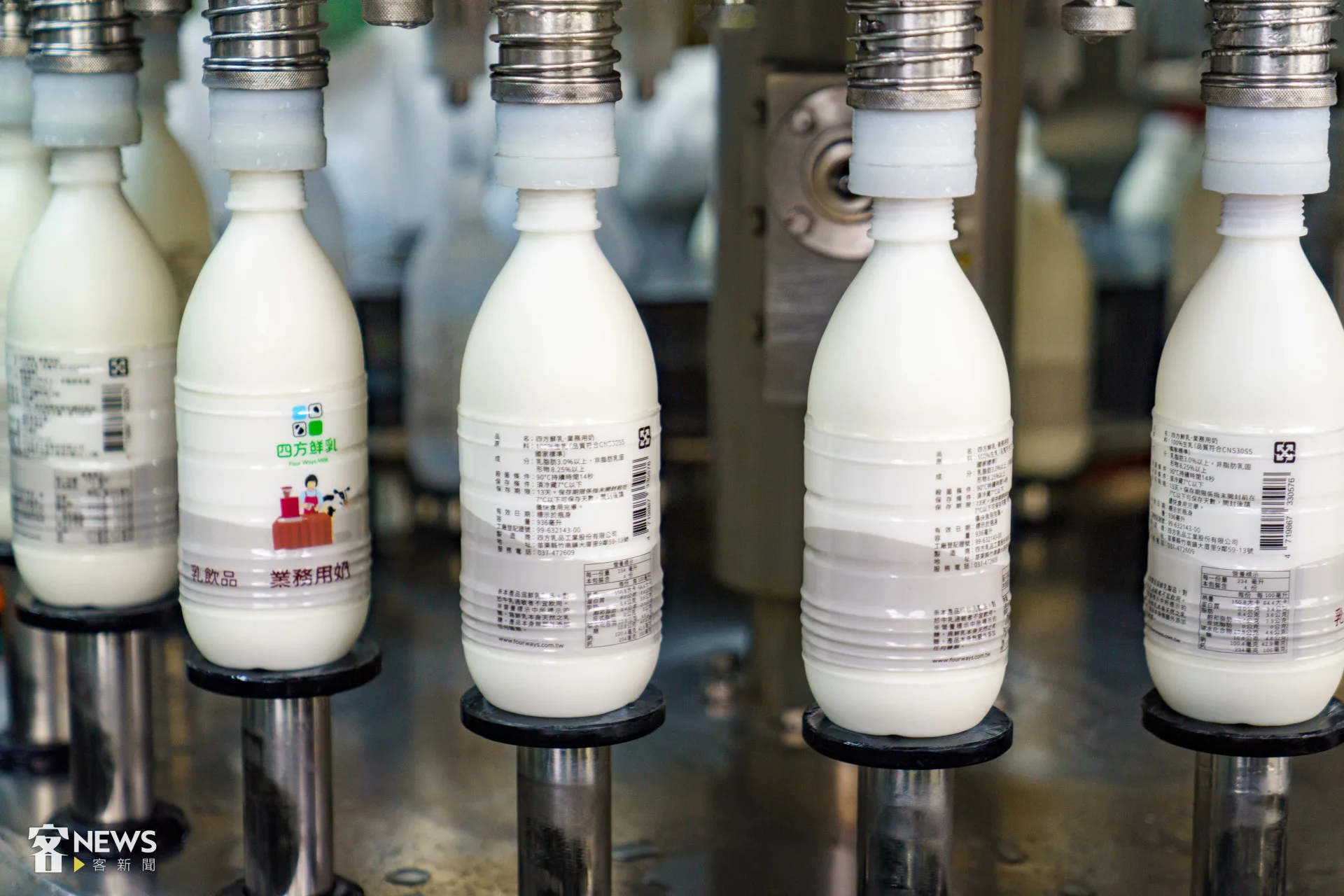 每一瓶鮮乳都是四方自產自銷。李台源攝