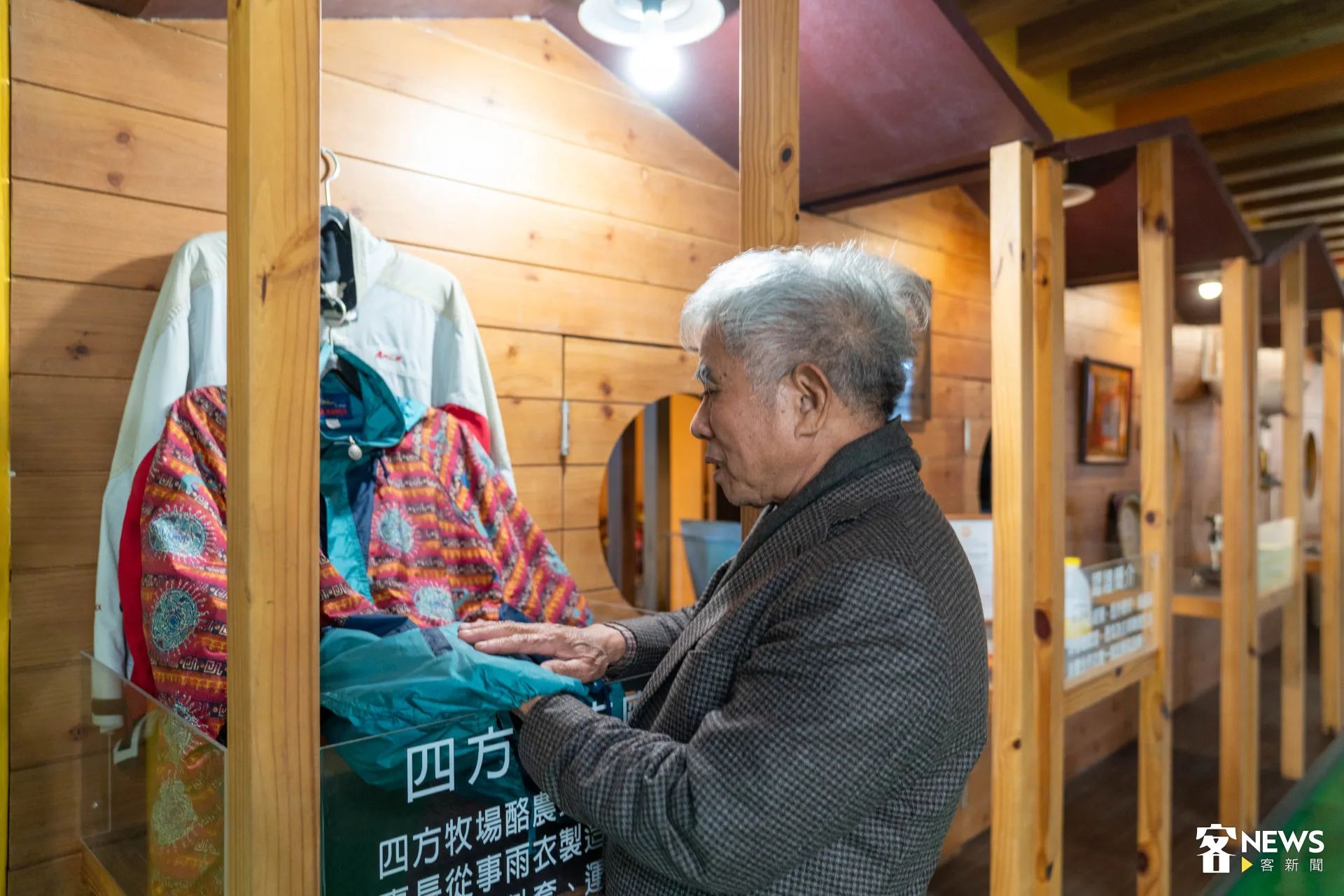 「四方」創辦人蔡南拿起自製的衣服仍如數家珍。李台源攝