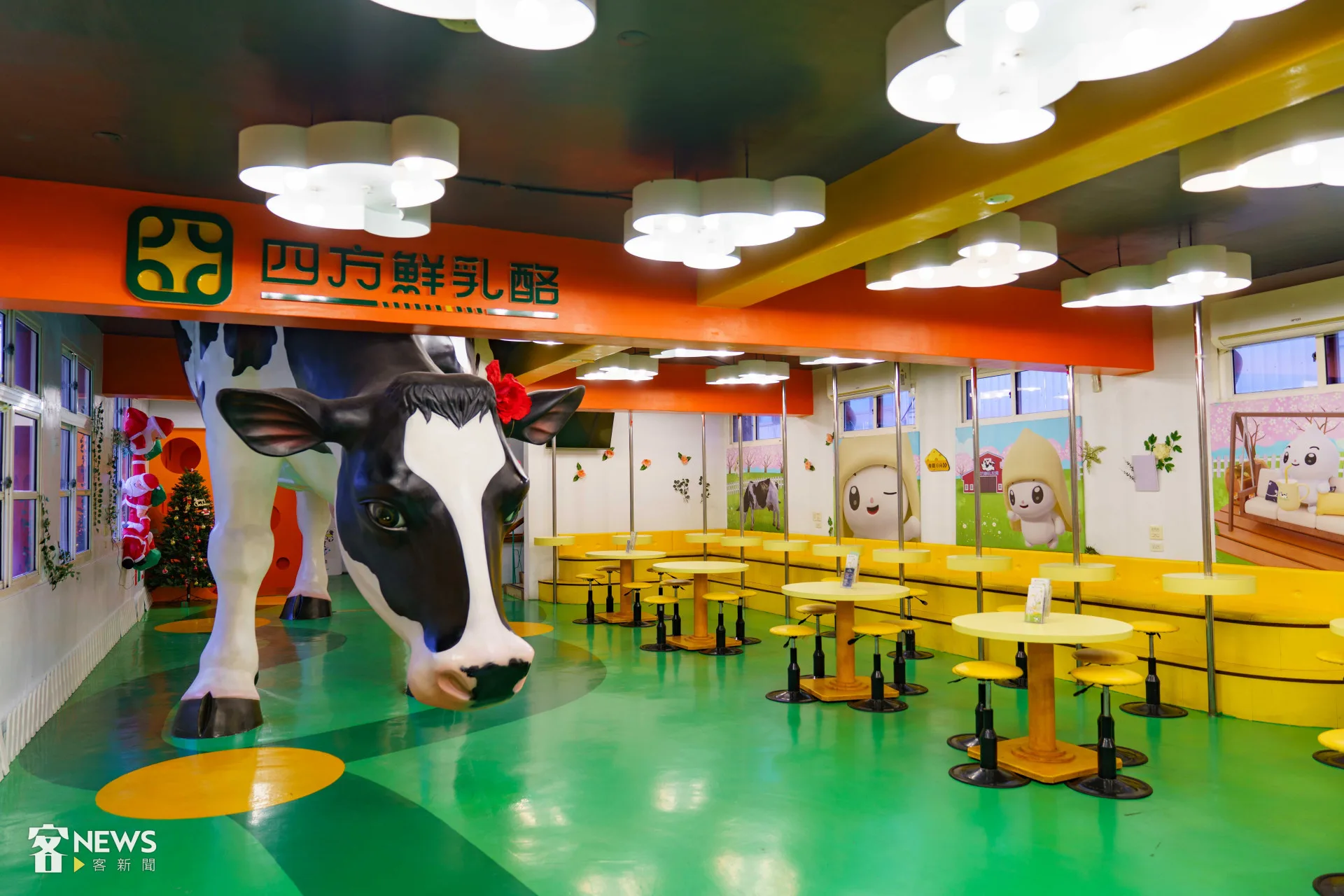 故事館二樓的超巨大乳牛從天而降。李台源攝