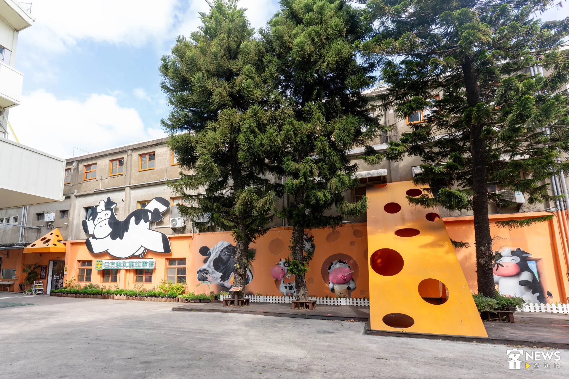 四方鮮乳酪故事館外有許多壁畫可以拍照。李台源攝