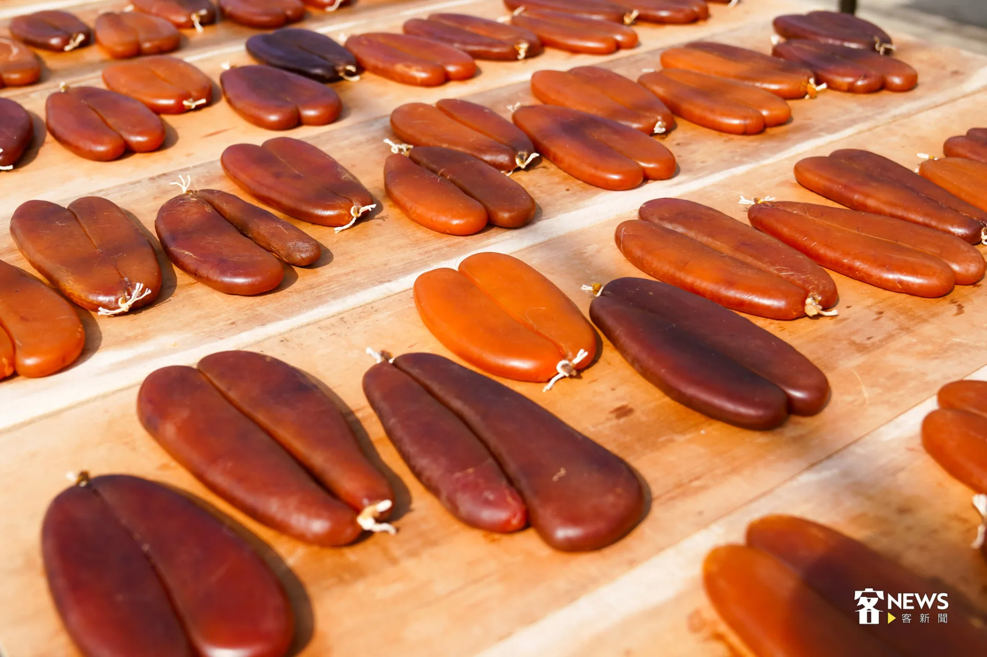 許志豪說,烏魚子的色澤和日曬與否、魚卵的成熟度、曬多久都有關係。蔡依璇攝