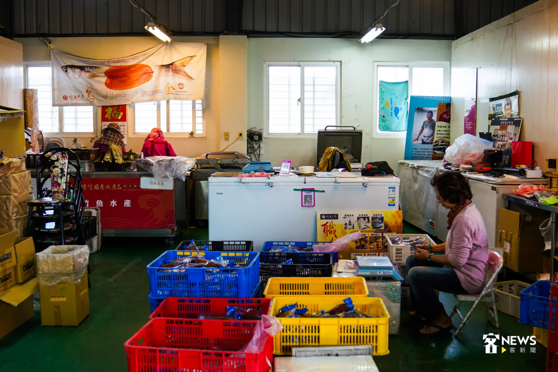 竹魚水產的烏魚子,每片都真空包裝,店面樸實無華。蔡依璇攝
