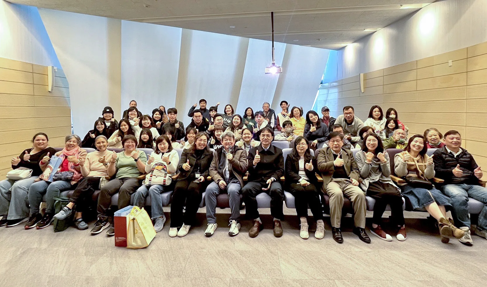 「海洋彼方的客庄」海外客家計畫成果展於臺灣客家文化館登場，與會貴賓大合照。客發中心提供