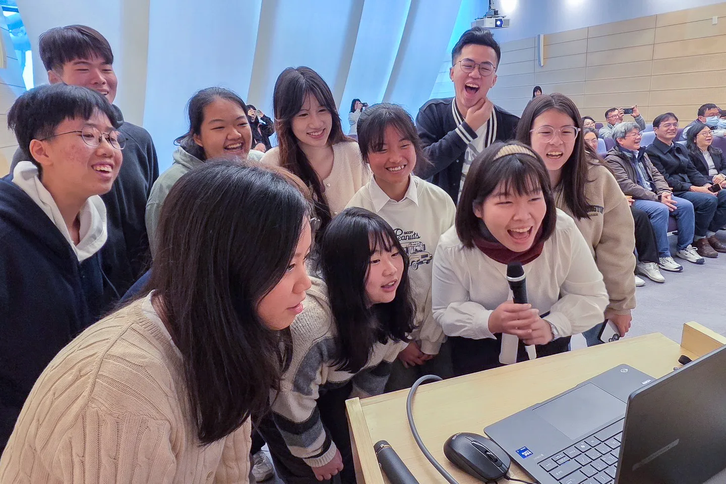 「海洋彼方的客庄」海外客家交流計畫成員們與大溪地當地客家鄉親現場視訊連線，互動熱絡。客發中心提供