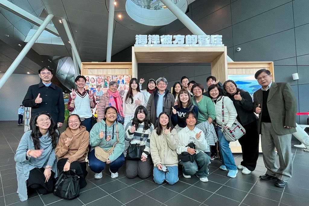 「海洋彼方的客庄」海外客家計畫師生於成果展前合影。客發中心提供