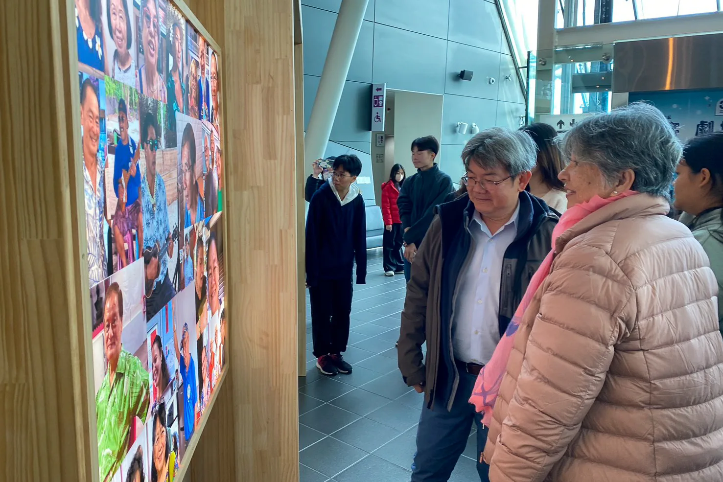 「海洋彼方的客庄」來自大溪地的文化發展會楊岳華主席、蘇秀明老師前來觀展。客發中心提供