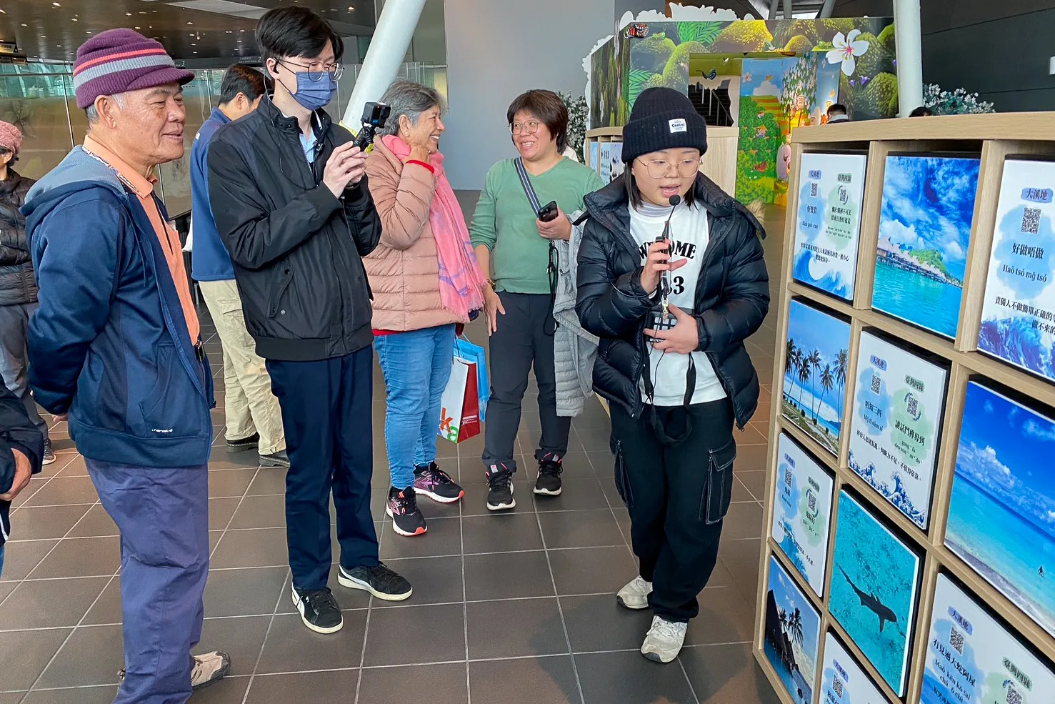 「海洋彼方的客庄」展區中以語言牆呈現臺灣與大溪地兩地客語對照，觀眾掃描 QR Code即可聽見大溪地客語的原音重現。客發中心提供