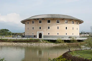 客家圓樓鄰近苗栗高鐵站，建築形制仿照中國原鄉土樓形制建造，另設有環池步道，觀景弧形平台、入口迎賓廣場及親水棧道等遊憩設施。苗縣府提供