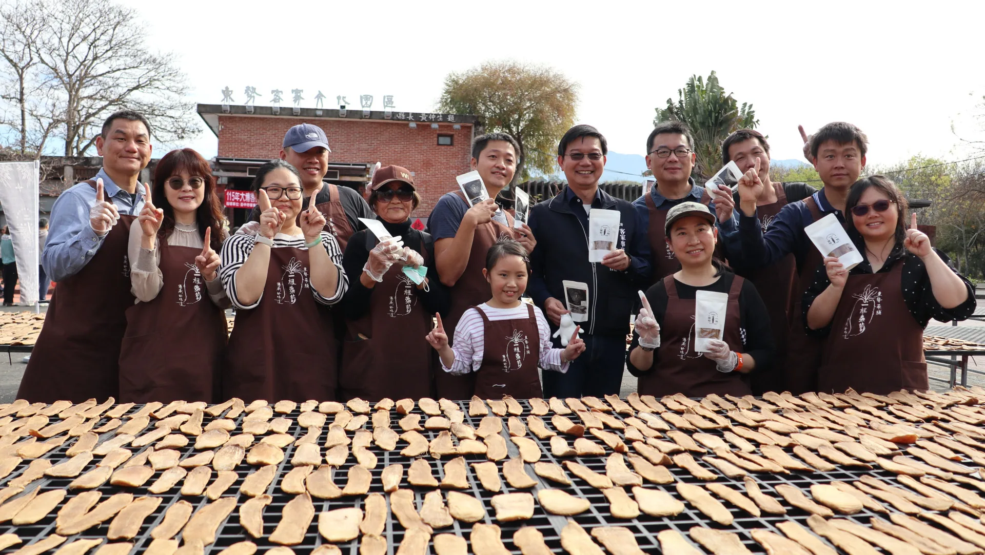 「一根蘿蔔」青農團隊帶來菜頭曬成金食農教育體驗。台中市政府提供