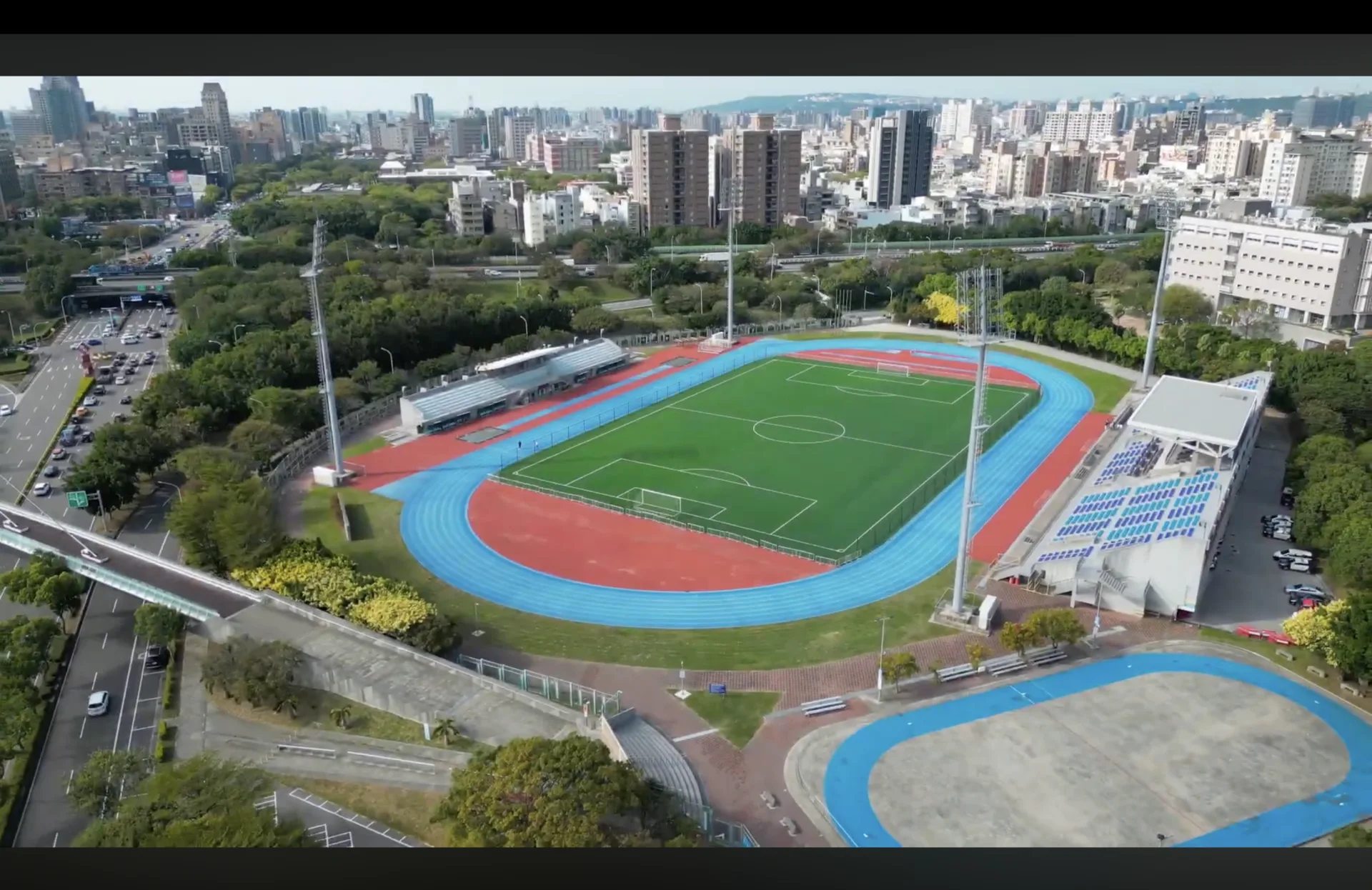 「全民瘋運動」系列影片共規劃4集，路線涵蓋專業運動場館、河濱綠地、濱海風光及鄉道田園等不同場景。新竹縣政府提供