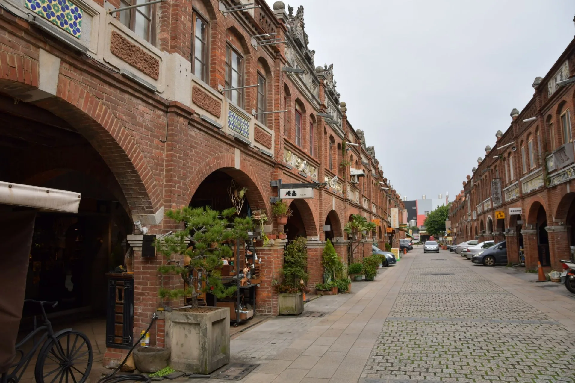 「全民瘋運動」系列影片共規劃4集，路線涵蓋專業運動場館、河濱綠地、濱海風光及鄉道田園等不同場景。新竹縣政府提供