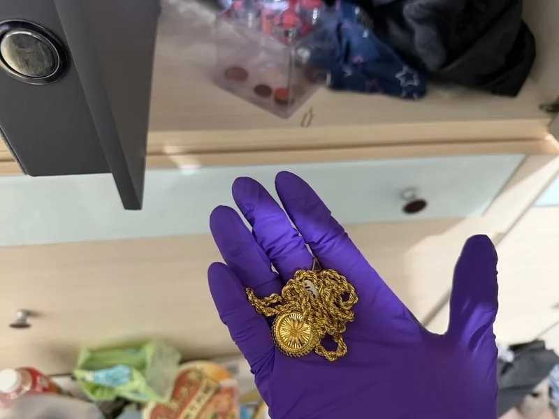 桃園市警局楊梅分局於案發9小時後陸續逮捕接應男子及搶匪共3人，並在嫌犯住家起獲遭搶的金項鏈及吊墜。桃市警局楊梅分局提供