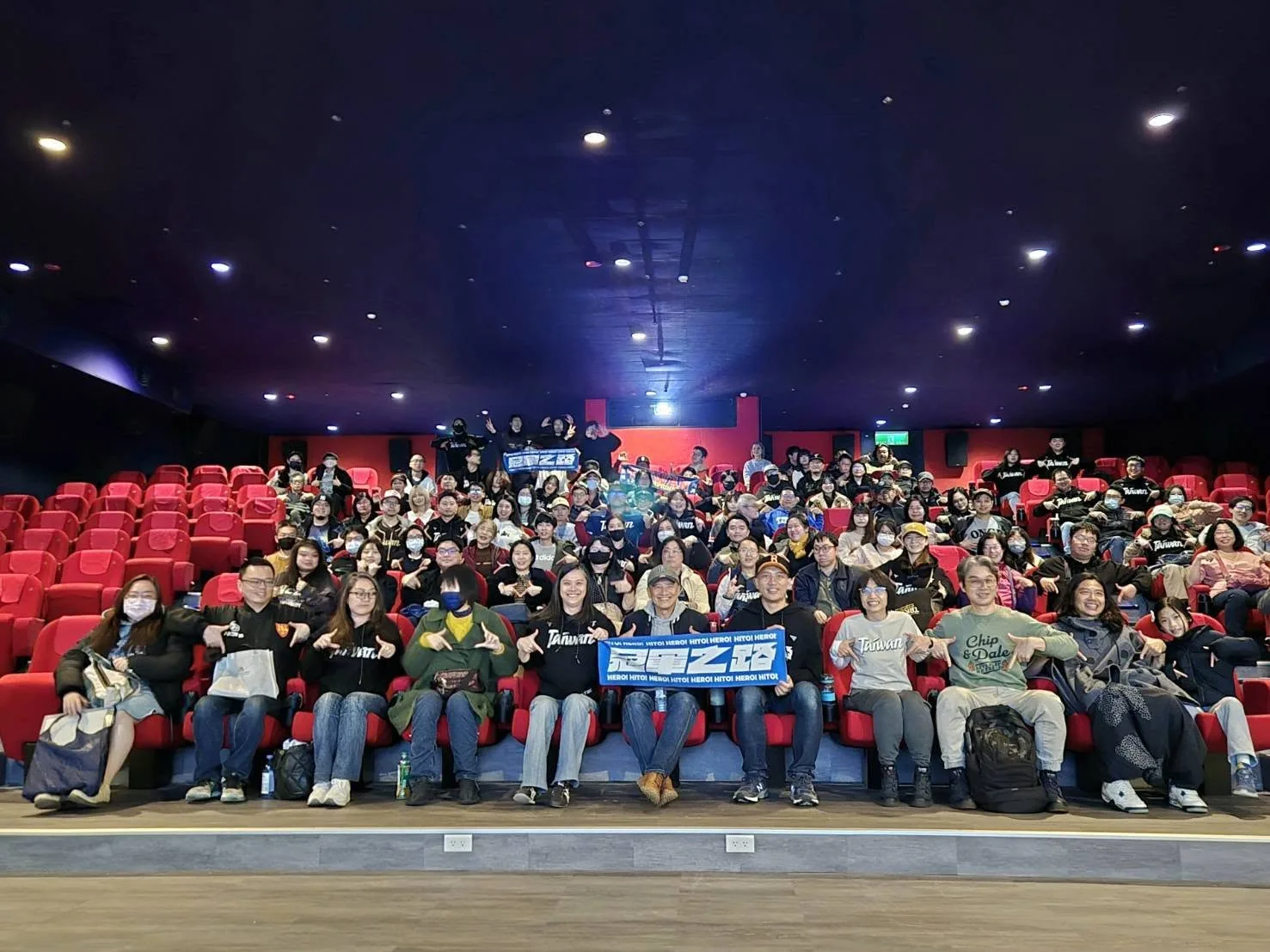 2024世界棒球12強台灣冠軍紀錄片《冠軍之路》影人場大合照。翻攝自冠軍之路 HeroHito臉書