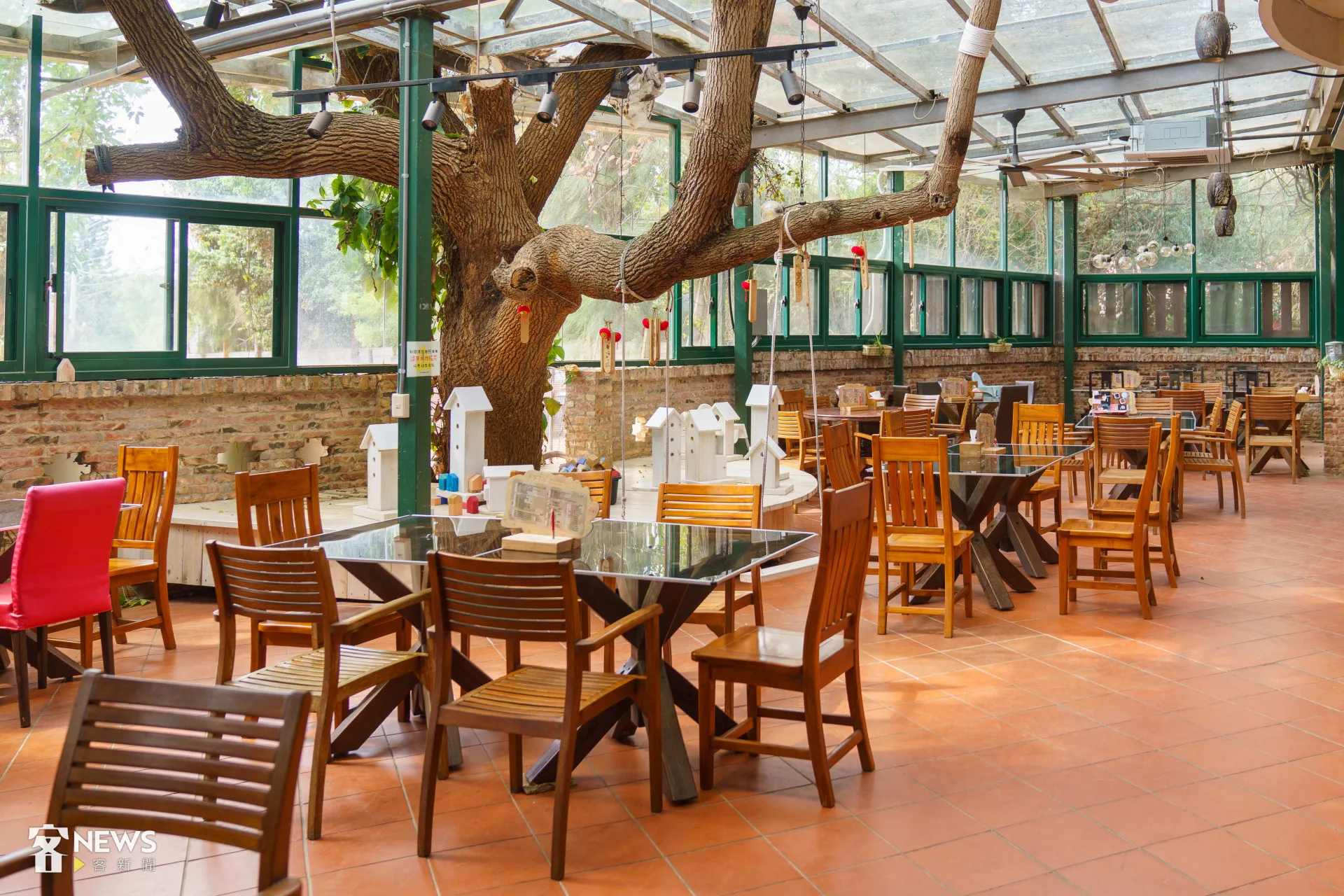 MOMO餐廳內座位多且寬敞,還有二樓三樓可供團體包場。李台源攝