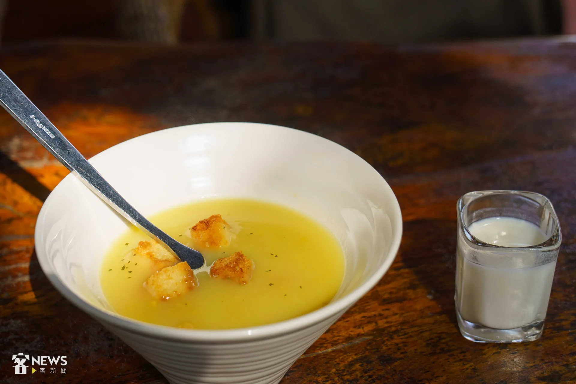 餐前濃湯與乳清。李台源攝