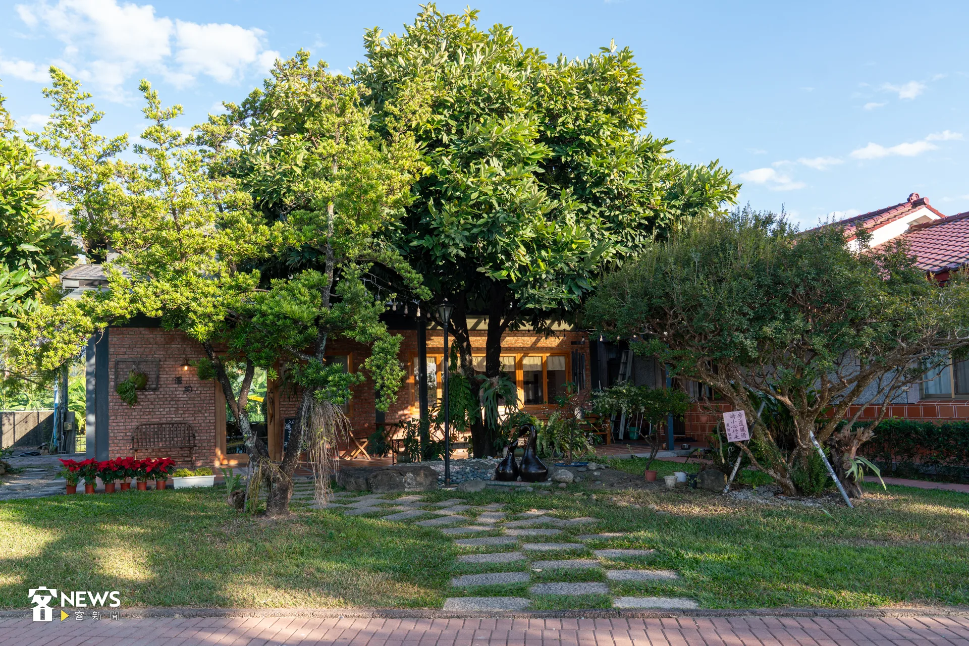 藏身在美濃田野裡的甜點店,庭院綠意環繞。洪藝晅攝