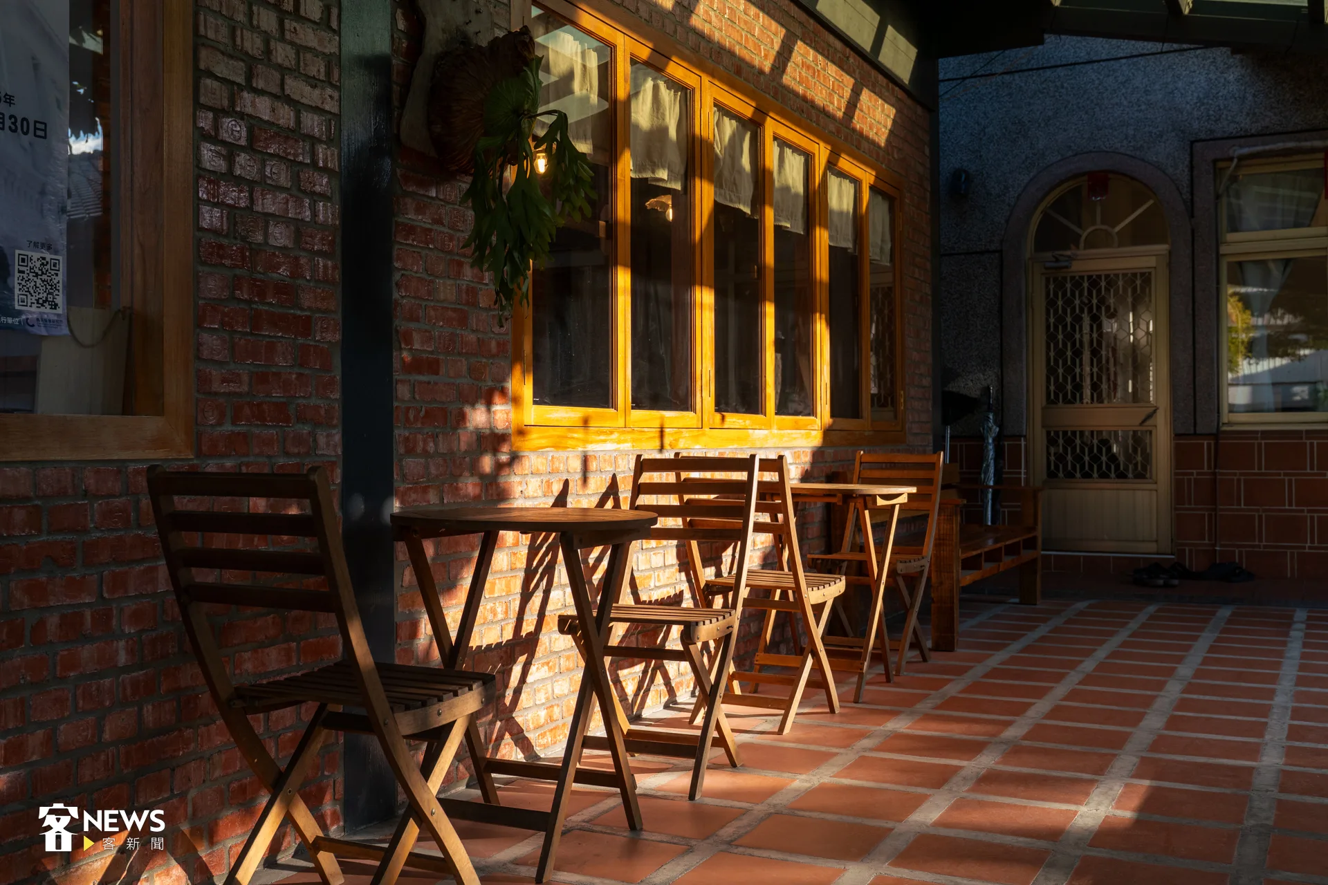 日落時分,暖黃的夕陽灑落店家。洪藝晅攝