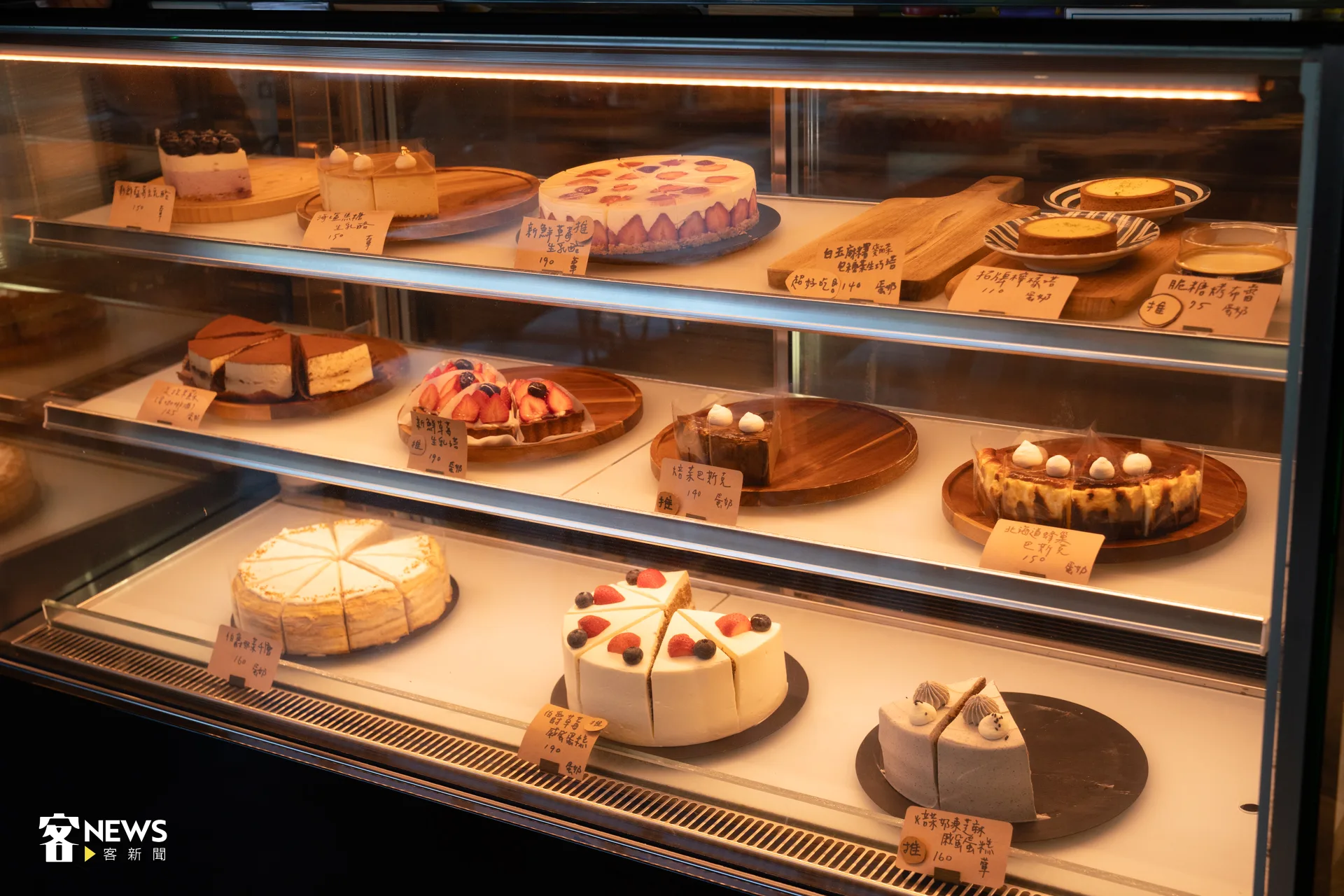 甜點櫃裡整齊陳列著各式蛋糕,每一款都讓人垂涎欲滴。洪藝晅攝