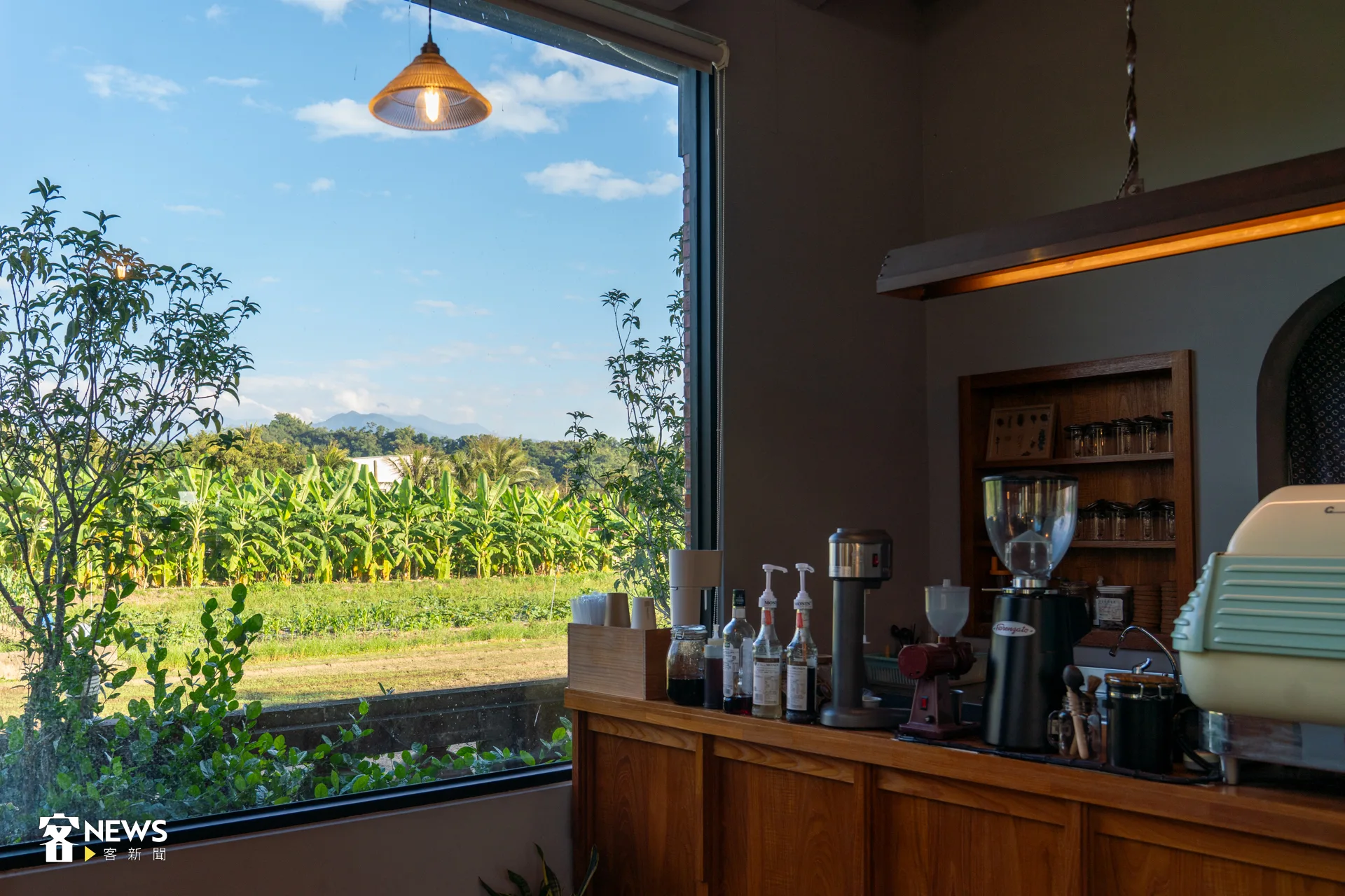 大片落地窗映入綠意田野,是客人最愛的店家招牌風景。洪藝晅攝