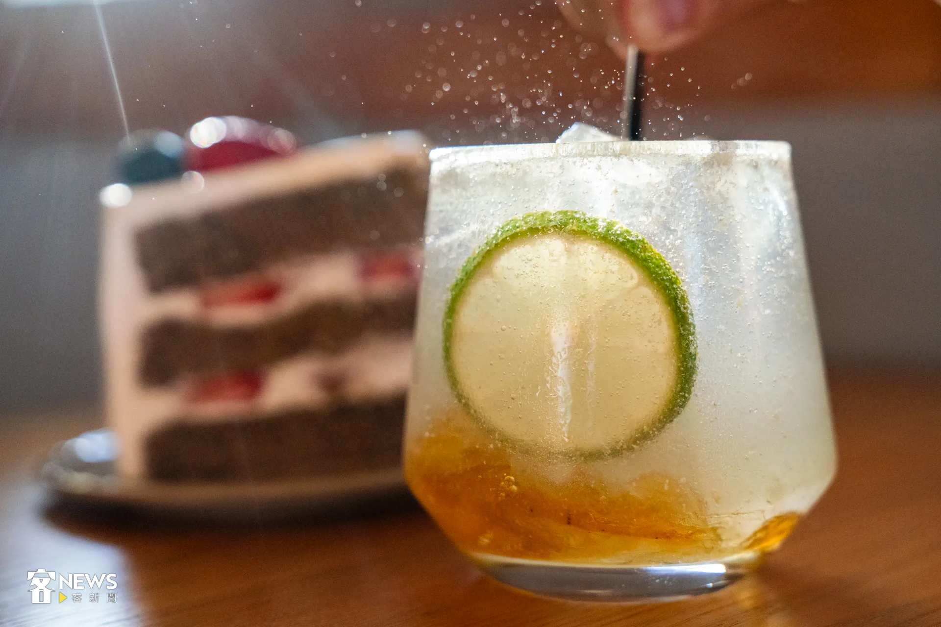 柚子檸檬氣泡飲清新爽口,與甜點完美搭配。洪藝晅攝