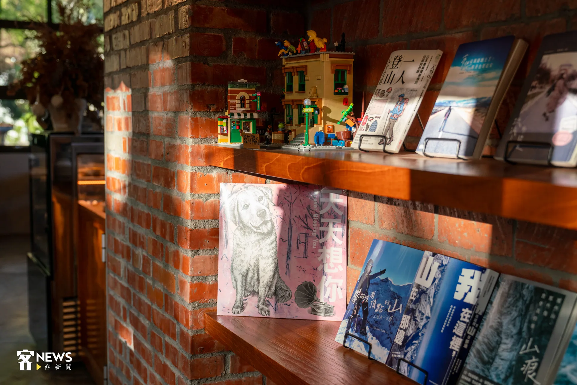 店內陳設老闆的小物與藏書。洪藝晅攝