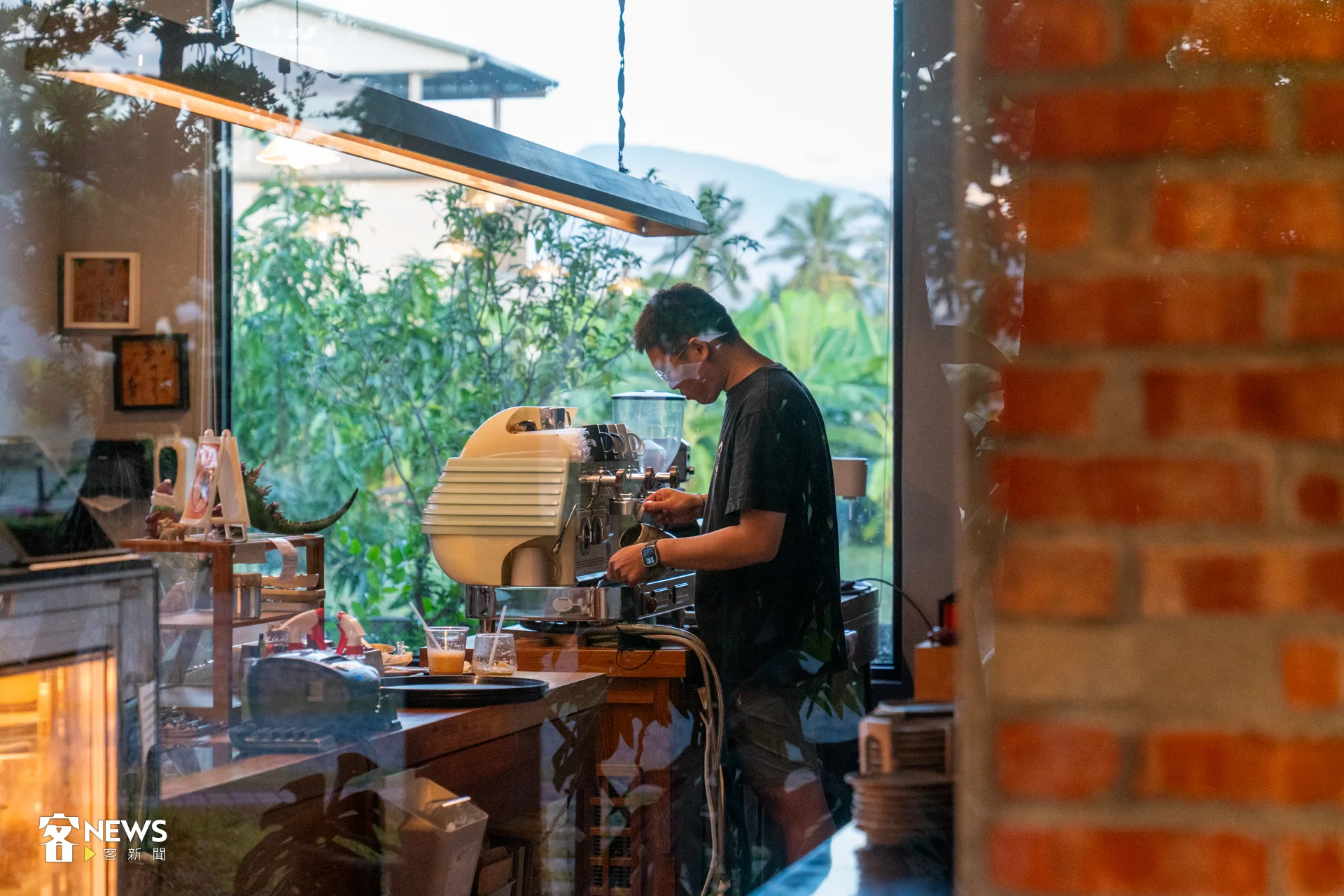 老闆與弟弟投入滿滿熱忱經營甜點店。洪藝晅攝