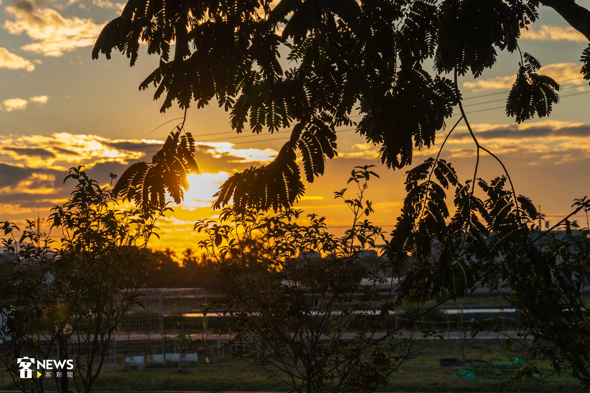 天氣好的時候,店家外可欣賞從遠山落下的夕陽。洪藝晅攝
